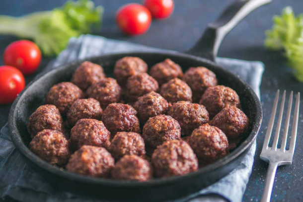 Hackfleischbällchen in Pfanne
